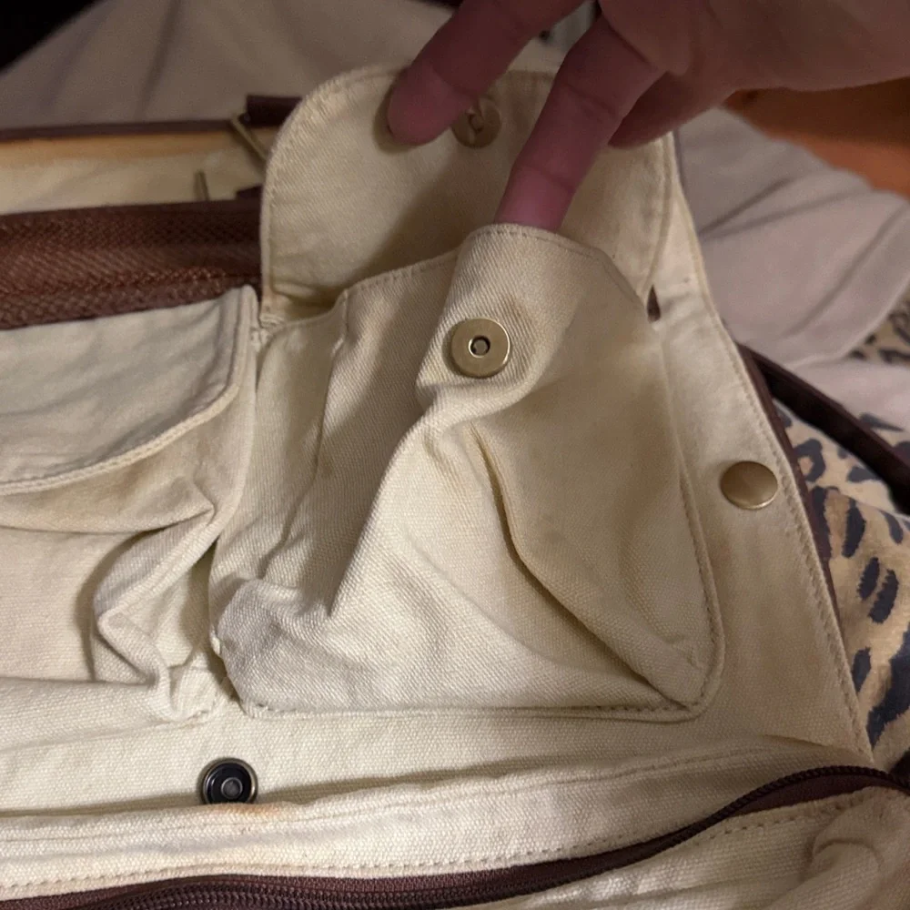 Men’s vintage travel valet with hanger removable pockets for laundering